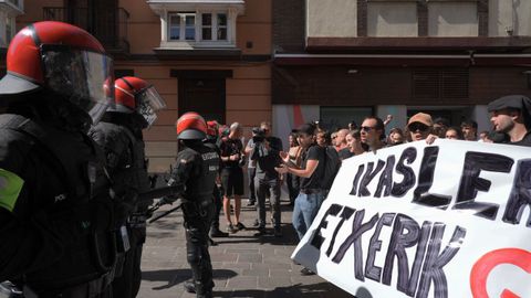 Vecinos se concentran este viernes en Vitoria para evitar el desahucio de una familia con dos menores de 8 y 10 a�os.