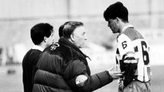 Antonio Barbeito, atendiendo a un jugador del Deportivo en una imagen de 1992