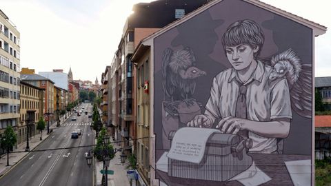 La escritora ovetense Dolores Medio tiene su propio mural en la ciudad.
