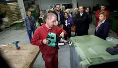 Los visitantes comprobaron c�mo reparan los contenedores de basura de Carballo.
