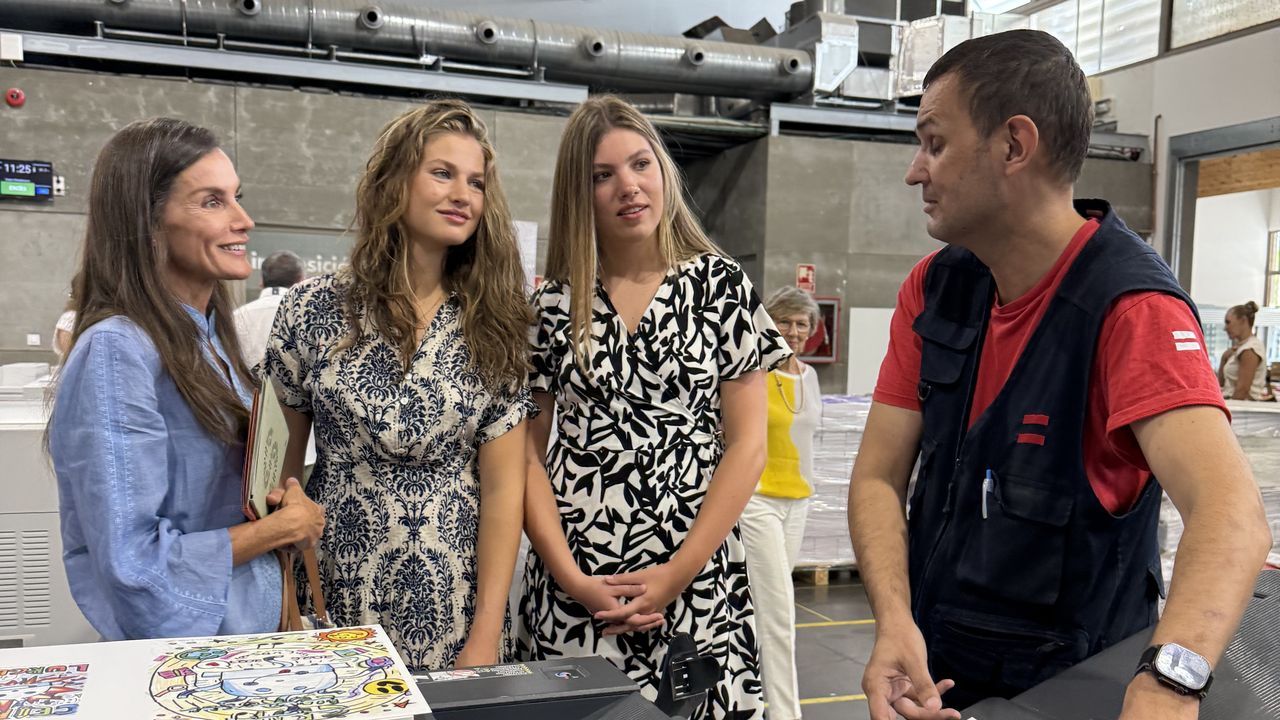 La reina Letizia y sus hijas visitan un centro de inclusión laboral para personas con discapacidad en Mallorca