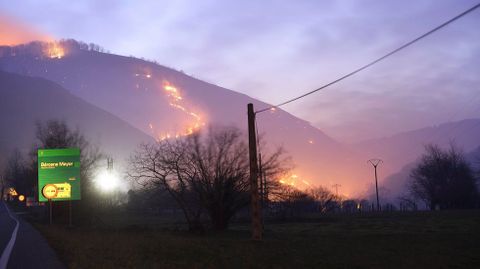 Fuegos en los montes prximos a Barcena Mayor. 