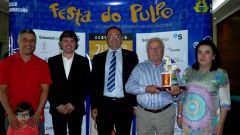 Acto de homenaje en la Festa do Pulpo