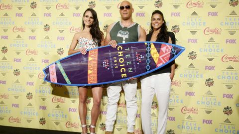 Los actores Jordana Brewster, Vin Diesel y Michelle Rodriguez, junto a su premio, en los Teen Choice Awards 2015