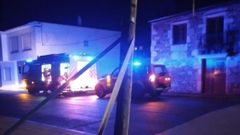 Retirada por parte de efectivos del Parque de Bomberos de Viveiro de un poste del tendido el�ctrico que cay� de madrugada en la R�a do Porto, en O Vicedo