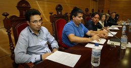 El concejal de Pode, Jos� Ram�n Abal, -en primer t�rmino- durante un pleno en Cambados. 