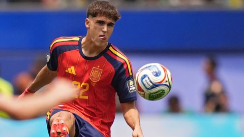 Pau Cubars� corta el bal�n en un lance del encuentro contra B�lgica.