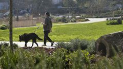 Una vecina camina por uno de los parques de Santa Cruz, en Oleiros