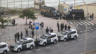 Efectivos de la Guardia Civil, Polic&iacute;a Nacional y Ej&eacute;rcito vigilan la frontera del Tarajal, en Ceuta, en donde la jornada transcurri&oacute; con normalidad.