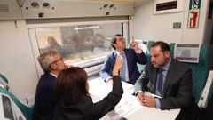 El ministro �balos, en un tren en pruebas con el vicepresidente de la Xunta, Alfonso Rueda, el presidente de Castilla y Le�n, Alfonso Fern�ndez Ma�ueco, y la presidenta del ADIF, Isabel Pardo de Vera