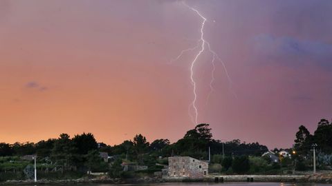 Un l�strego resplandece sobre o mui�o da Seca en Cambados