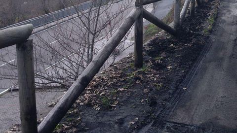 Las barandillas de madera del paseo apenas se sostienen