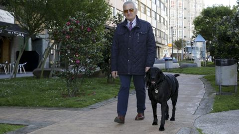 Manuel y Heroi, nombre con el que lo conoci� hace diez a�os en la Fundaci�n ONCE de Boadilla de Monte (Madrid), paseando a finales del 2019 por Os Castros, en A Coru�a. Manuel perdi� el 99 % de su visi�n cuando ten�a poco m�s de 50 a�os por un tratamiento m�dico. Ahora tiene 73 y est� a la espera de que le asignen otro perro gu�a para poder salir seguro a pasear