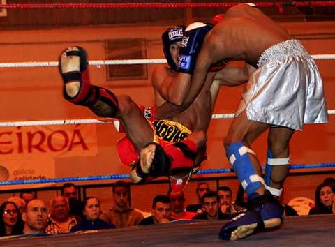 Los combates de kick boxing destacaron por la rapidez de movimientos de los contendientes.