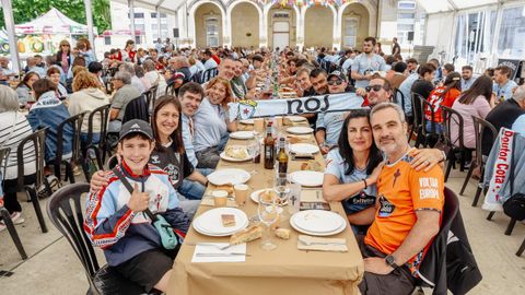 <span lang= gl >Asistentes � Romar�a Celtista da Estrada, durante o xantar celebrado na praza do Concello.</span>