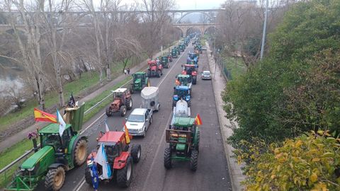 Decenas de tractores ocupan la N-120 en su tramo m�s urbano