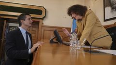 Borja Verea, lder municipal del PP, charla en un pleno con la alcaldesa, Goretti Sanmartn