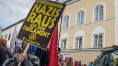 Un grupo de manifestantes se manifiestan, en abril del 2015, contra el nazismo