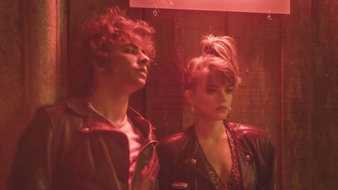 Fotograma de �Romer�a�, la pel�cula de Carla Sim�n que cierra la trilog�a autobiogr�fica que inici� con �Verano 1993� y �Alcarr�s�. En la escena, los actores Mitch Robles y Ll�cia Garcia, que encarnan personajes inspirados en sus padres.