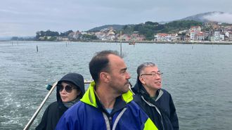 Javier Quint�ns explic� a Naka Kondo los problemas que afronta el mar arousano.