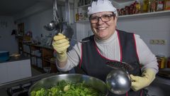  A Carmen en O Esqueiro, en Malpica, el caldo y el cocido le salen de rechupete. �Secreto? Ninguno. De taberna a casa de comidas. Hacer las cosas como siempre se han hecho. Tambi�n triunfan sus caldeiradas de pescado y el bacalao, al que pone a remojo dos d�as antes. El cordero es otro de sus platos estrella, despu�s de estar una noche entera en adobo.