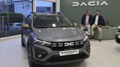 El Dacia Sandero, en la imagen en el concesionario de Caetano Frmula Galicia en Santiago, fue el coche ms vendido en Espaa en el 2024