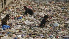 Pl�sticos en un canal de Peshawar (Pakist�n)