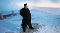 Kim Jong-un escala un monte para homenajear a su padre. 