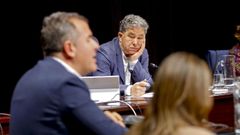 El alcalde de Pontevedra, Fern�ndez Lores, observa al portavoz del PP, Rafa Dom�nguez, durante un pleno