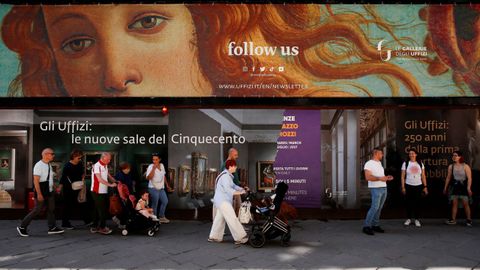 Varias personas caminando ante el museo Uffizi en Florencia