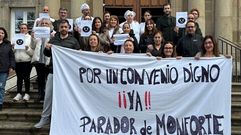 Trabajadores del Parador de Monforte en la concentracin de protesta que hicieron este viernes frente a la entrada principal del establecimiento