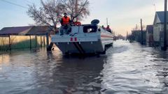 Operarios de un equipo de rescate en la regi�n de Orsk.