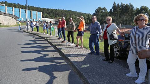 CADENA HUMANA DESDE EL HOSPITAL DEL BARBANZA AL CENTRO DE SALUD PARA PEDIR UNA SANIDAD PUBLICA DE CALIDAD