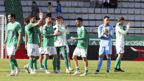 Lucas, de azul y con los guantes en la mano, aplaudiendo a la afici�n en el �ltimo partido en casa.