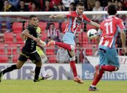 V�ctor Marco, que ha cedido su puesto en la zaga a Jorge, le cede el bal�n de cabeza a Manu en el choque ante Las Palmas.