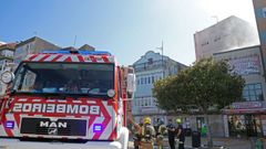 La�r�pida intervenci�n de los bomberos evit� que el fuego se propagase por el edificio, situado en el Malec�n de Ribeira