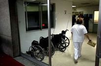 Vista del servicio desde el exterior de su puerta de acceso en el Arquitecto Marcide. 