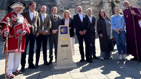 Los representantes desplazados a Southampton, ayer, para inaugurar un moj�n del Cami�o