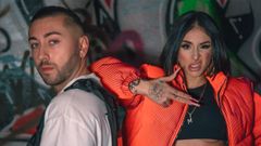 Roki�o (en la imagen, junto a la cantante Mar�a Kilate) estar� en una macro sesi�n verm� en Agualada