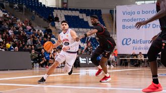 Sergi Quintela trata de superar el marcaje de Smith