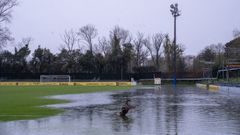 Estado del terreno de juego de Fadura, con patos flotando en el charco, que oblig� a aplazar el partido