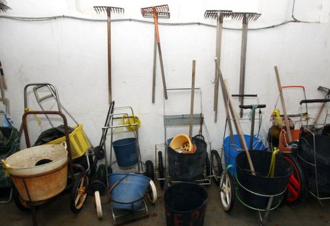 Los rastrillos que utilizan las mariscadoras arousanas est�n estos d�as parados. 