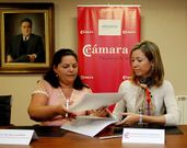 Louz�n, izquierda, y Fern�ndez firmaron el convenio en la C�mara de Comercio de Vilagarc�a. 