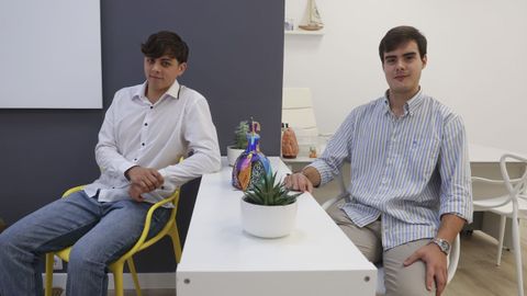 Los j�venes Tom�s Vargas (hijo del due�o) y Tom�s Fern�ndez atienden al p�blico en la nueva oficina de Metro82 en la calle Carmen