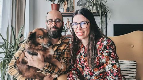 Alba y David, con Taco. 