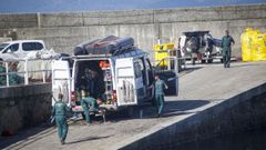 Los buceadores del GEAS, en el momento de abandonar el muelle de Porto do Son