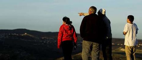 Los sirios residentes en el ocupado Gol�n divisan el pueblo sirio de Hadaar desde la llamada �monta�a del llanto�.