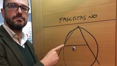 Ignacio Blanco, candidato a las elecciones auton�micas por Vox, mostrando la pintada en la puerta de su despacho