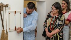 Vtor Mejuto explicando una de las obras de la exposicin.