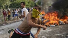 La polic�a h�ngara usa gas lacrim�geno y ca�ones de agua contra los refugiados